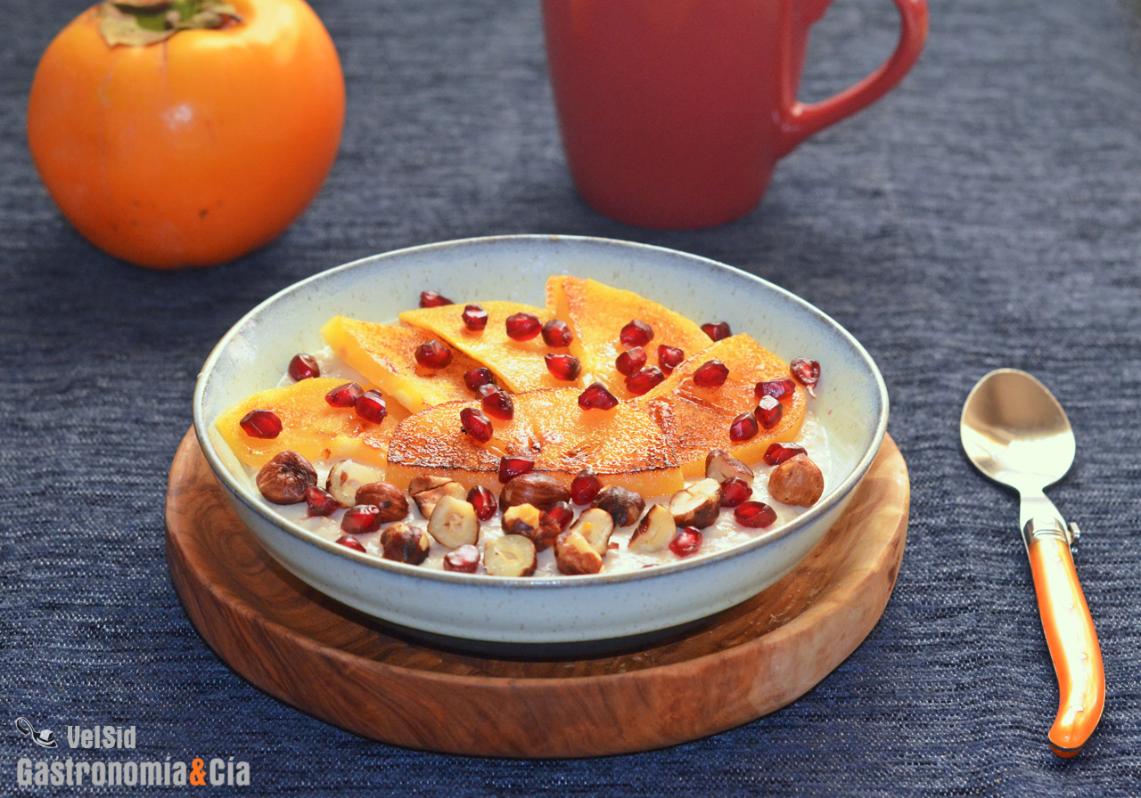 Porridge con avellanas y kaki persimon