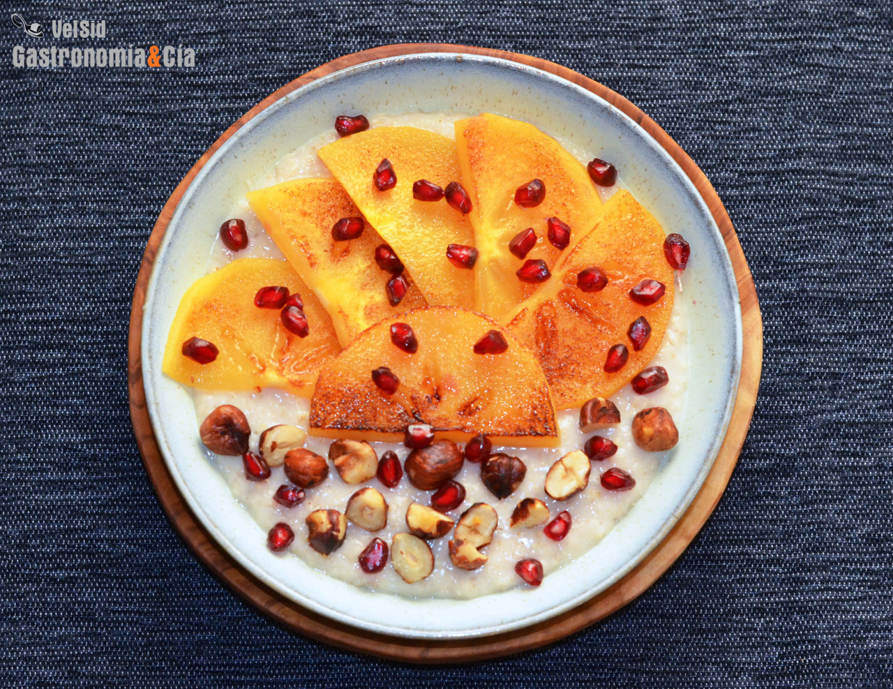 Porridge con avellanas y kaki persimon