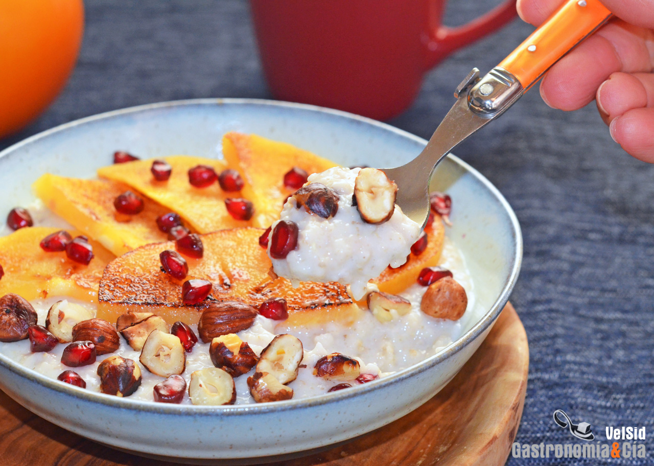 Porridge con avellanas y kaki persimon