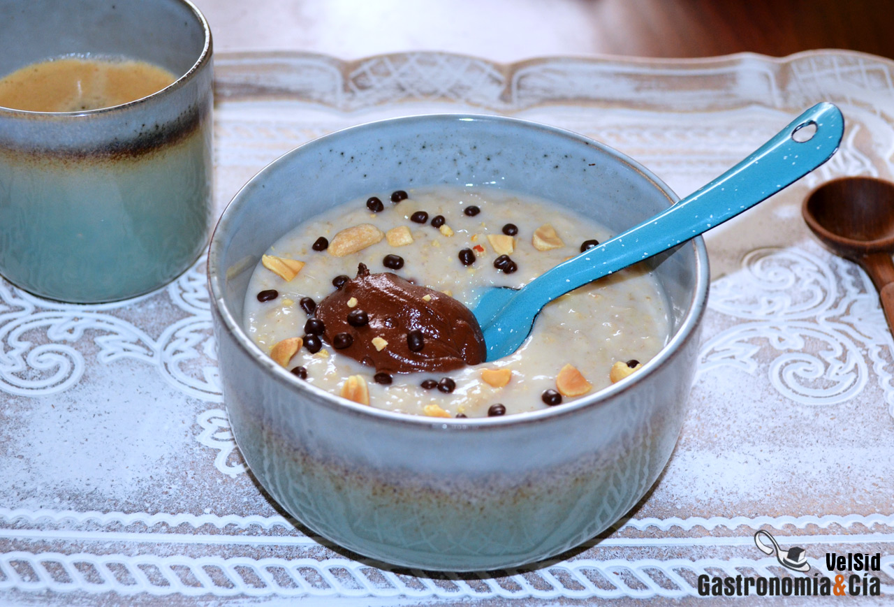Porridge con puré de plátano y crema de chocolate y cac