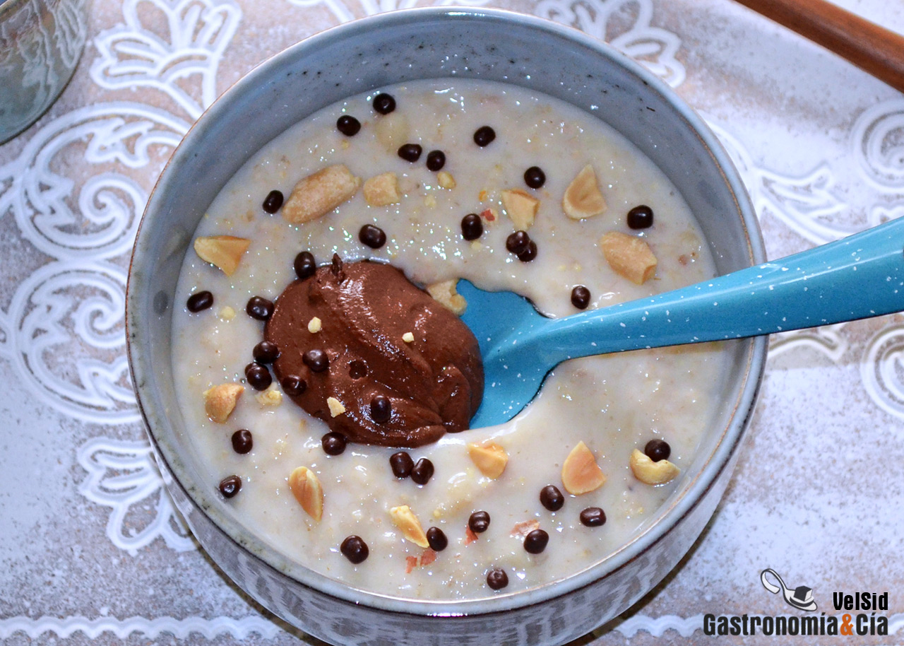 Porridge con puré de plátano y crema de chocolate y cac