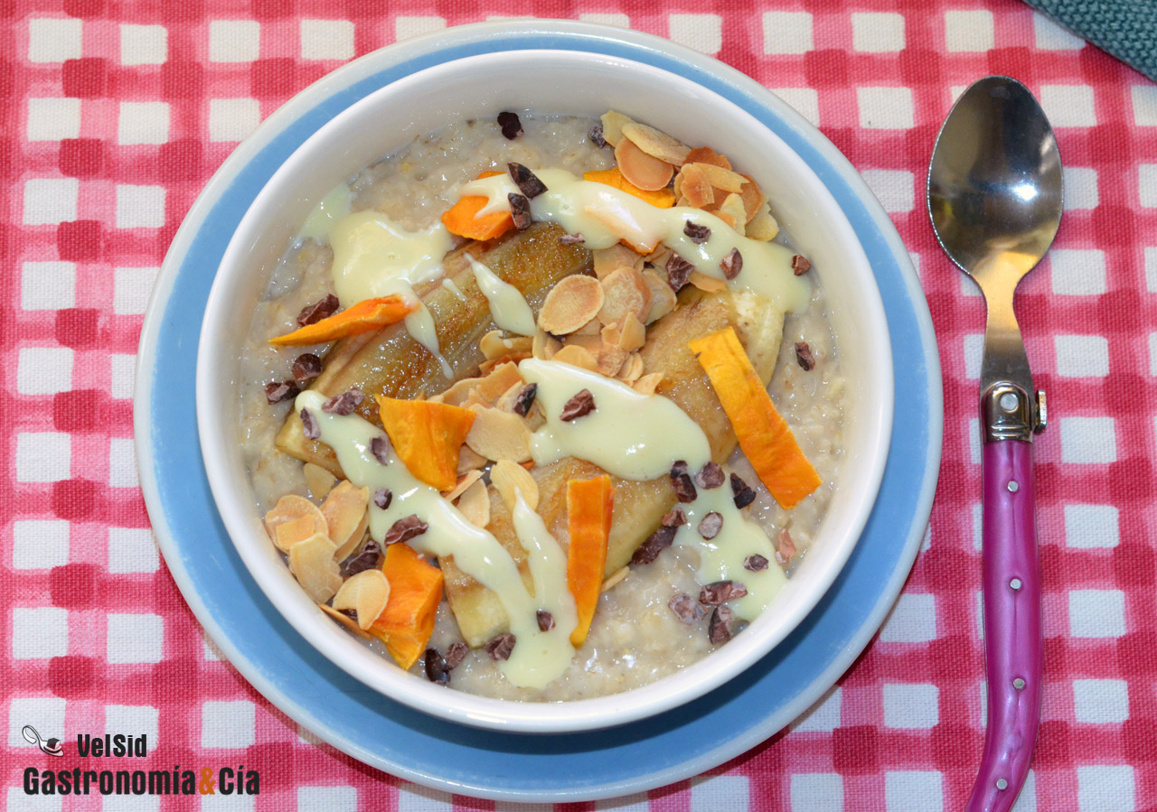 Porridge con plátano, almendras y leche condensada (sin