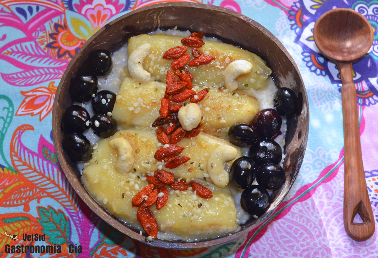 Porridge con plátano caramelizado y arándanos