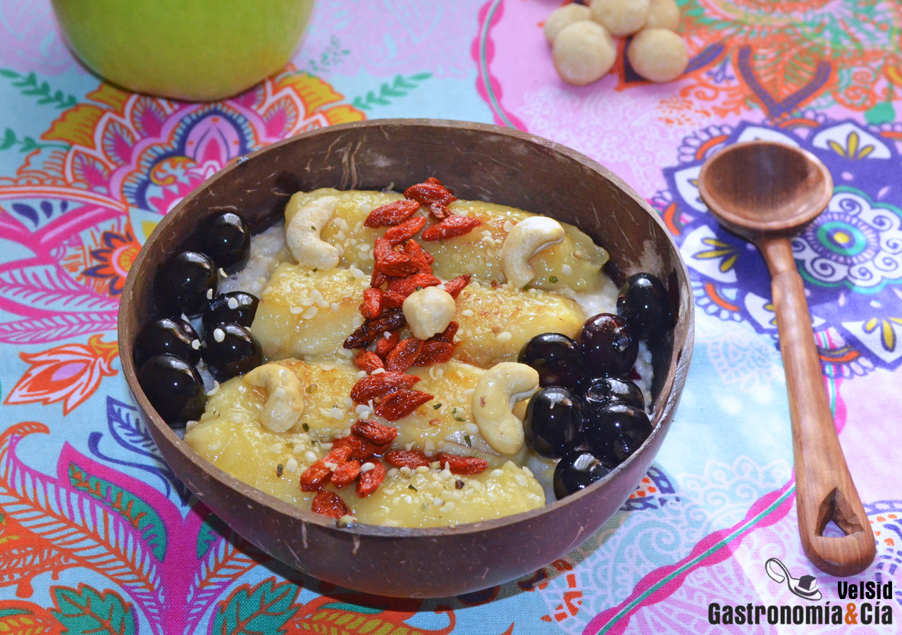 Porridge con plátano caramelizado y arándanos