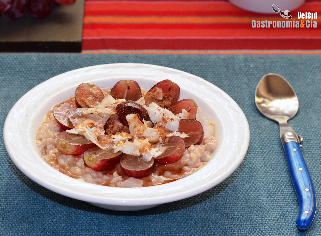 Gachas de avena con uvas, coco tostado y especias