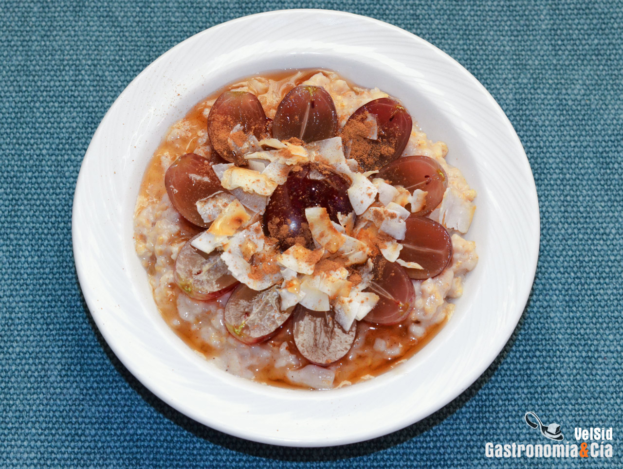 Porridge con uvas, coco tostado y especias cálidas