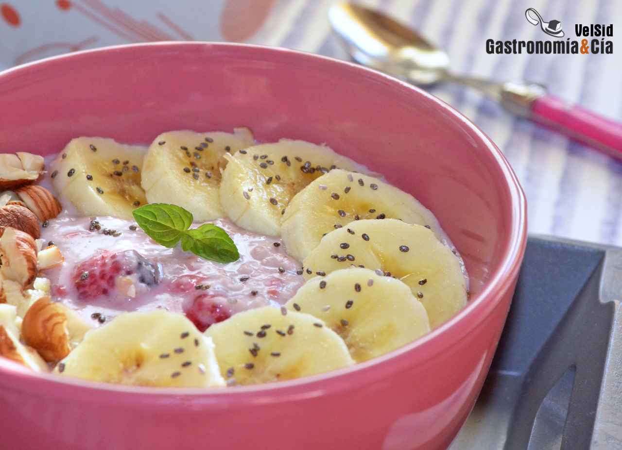Porridge de frambuesas con plátano y almendras