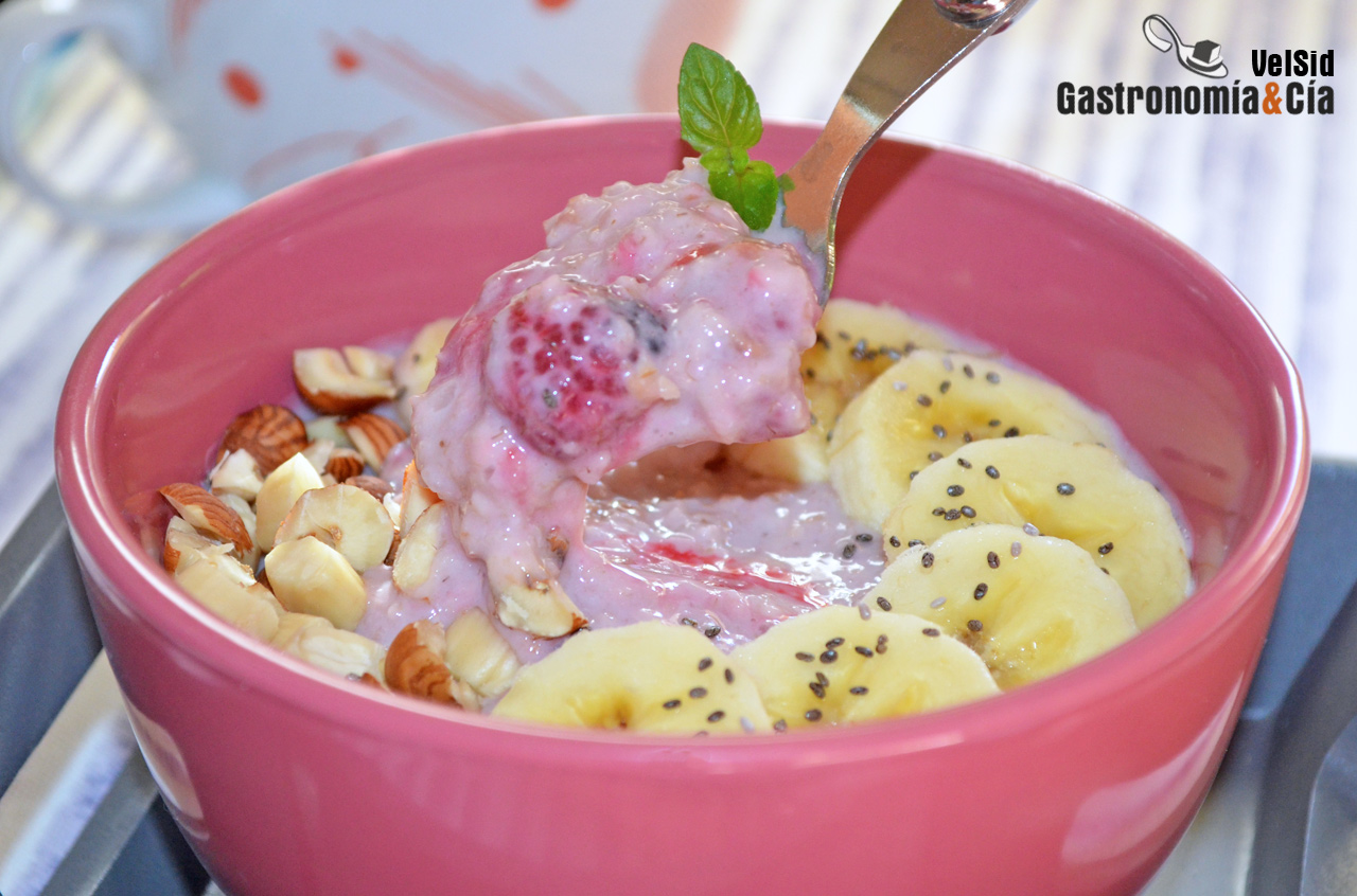 Porridge de frambuesas con plátano y almendras