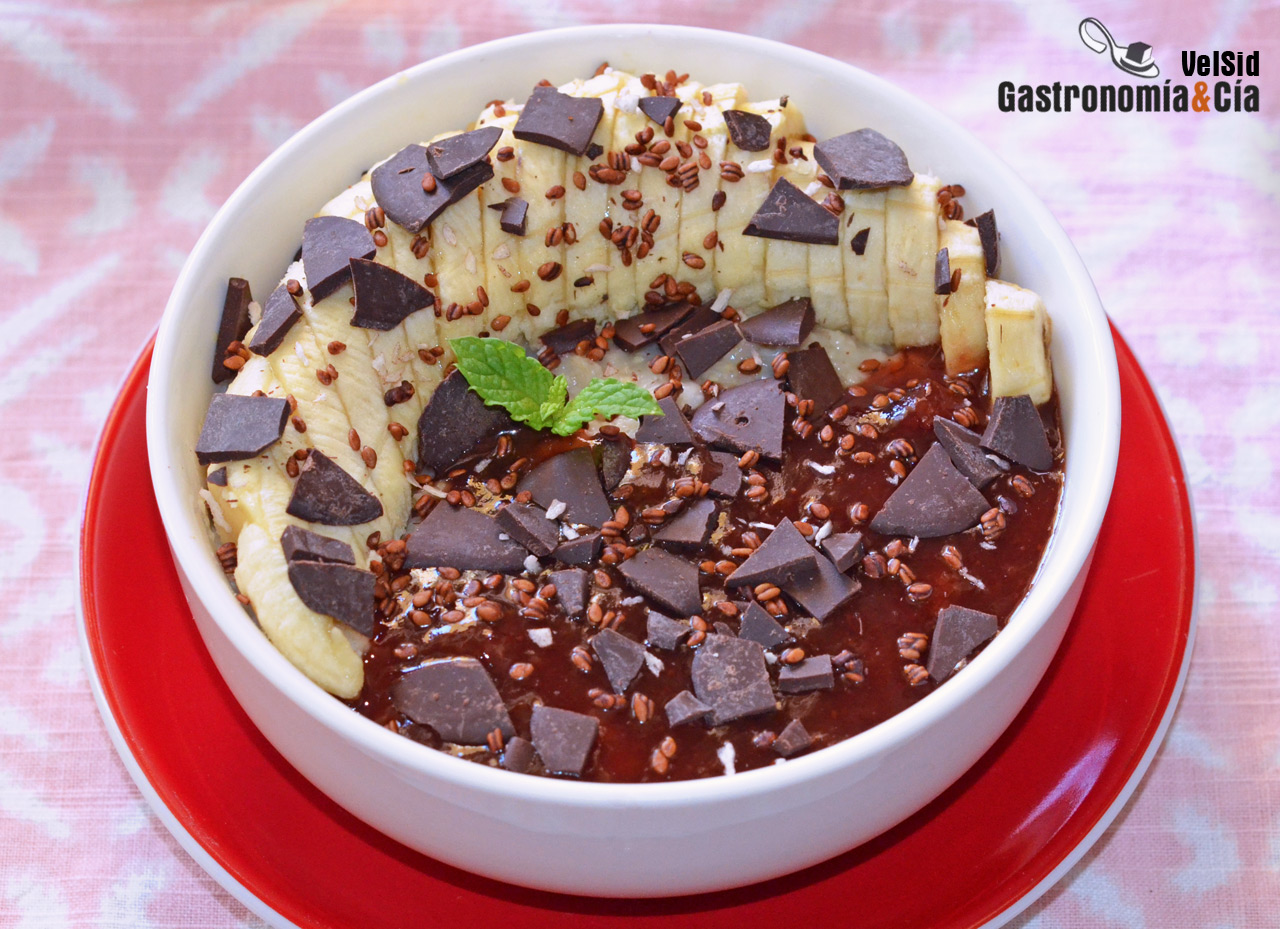 Porridge frío con plátano, fresa y chocolate