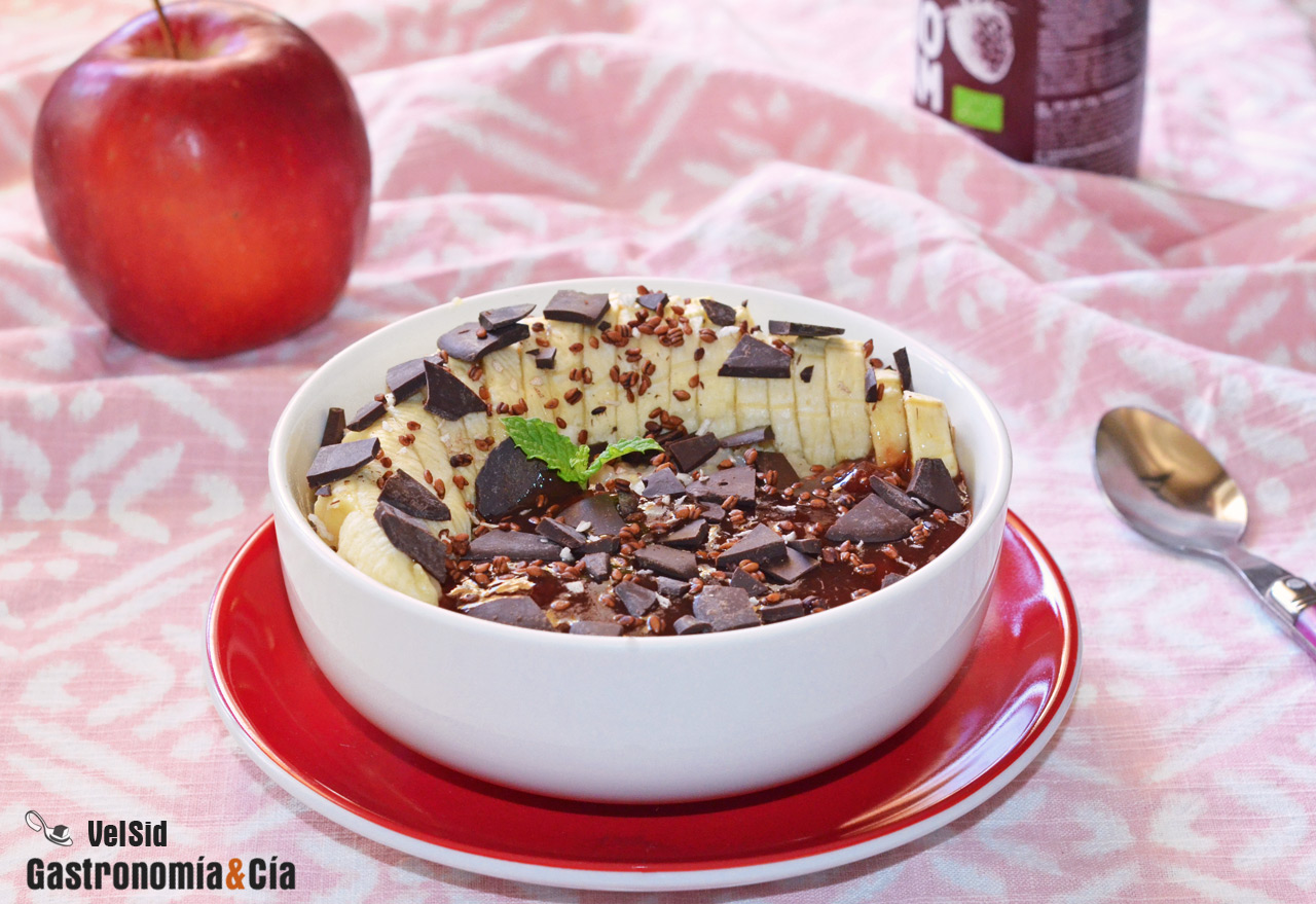 Porridge frío con plátano, fresa y chocolate