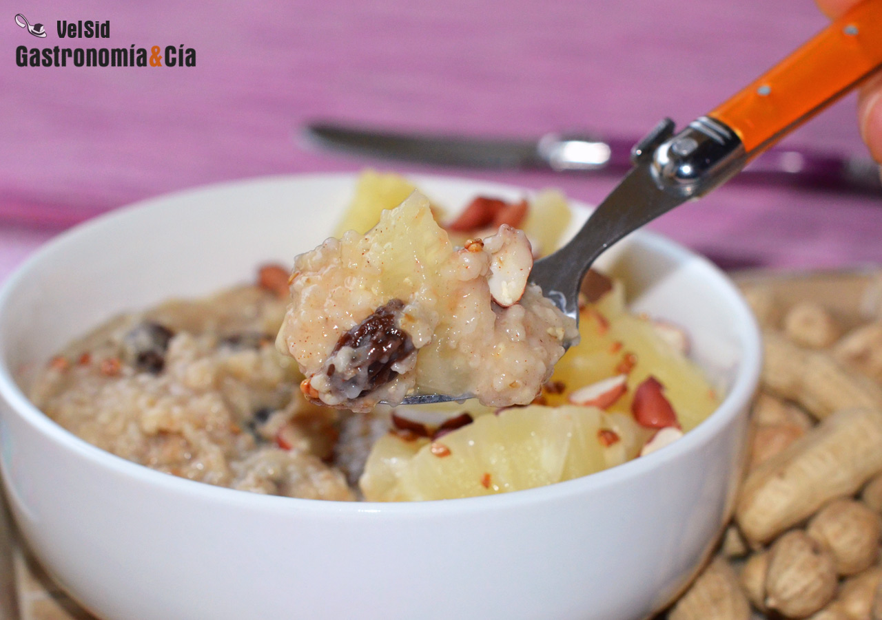Porridge con piña, canela y cacahuetes