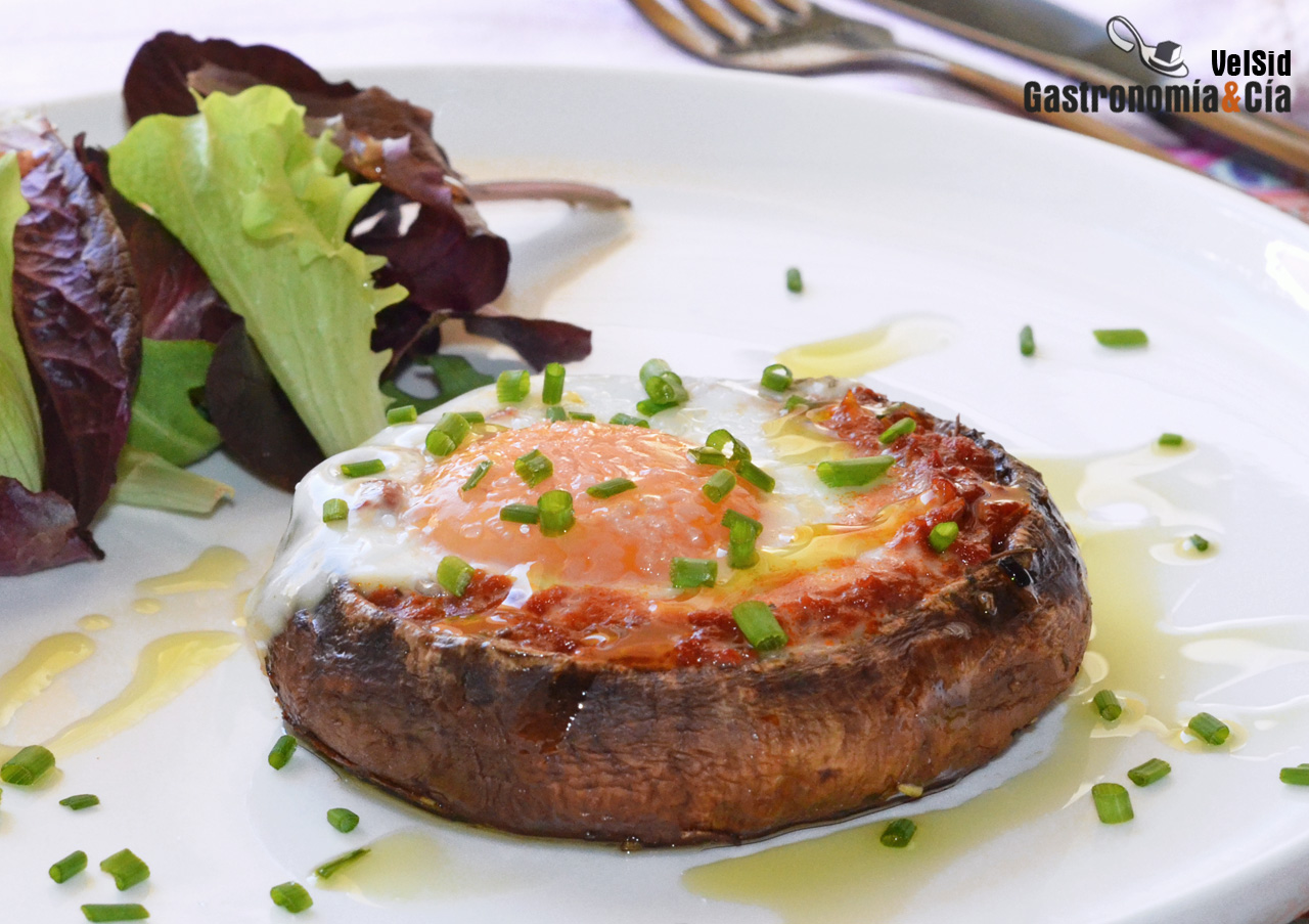 Portobello gigantes rellenos de tomate y huevo