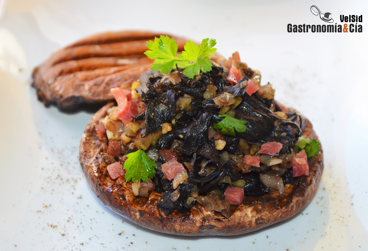 Portobello relleno de puerro, trompetas de la muerte y 