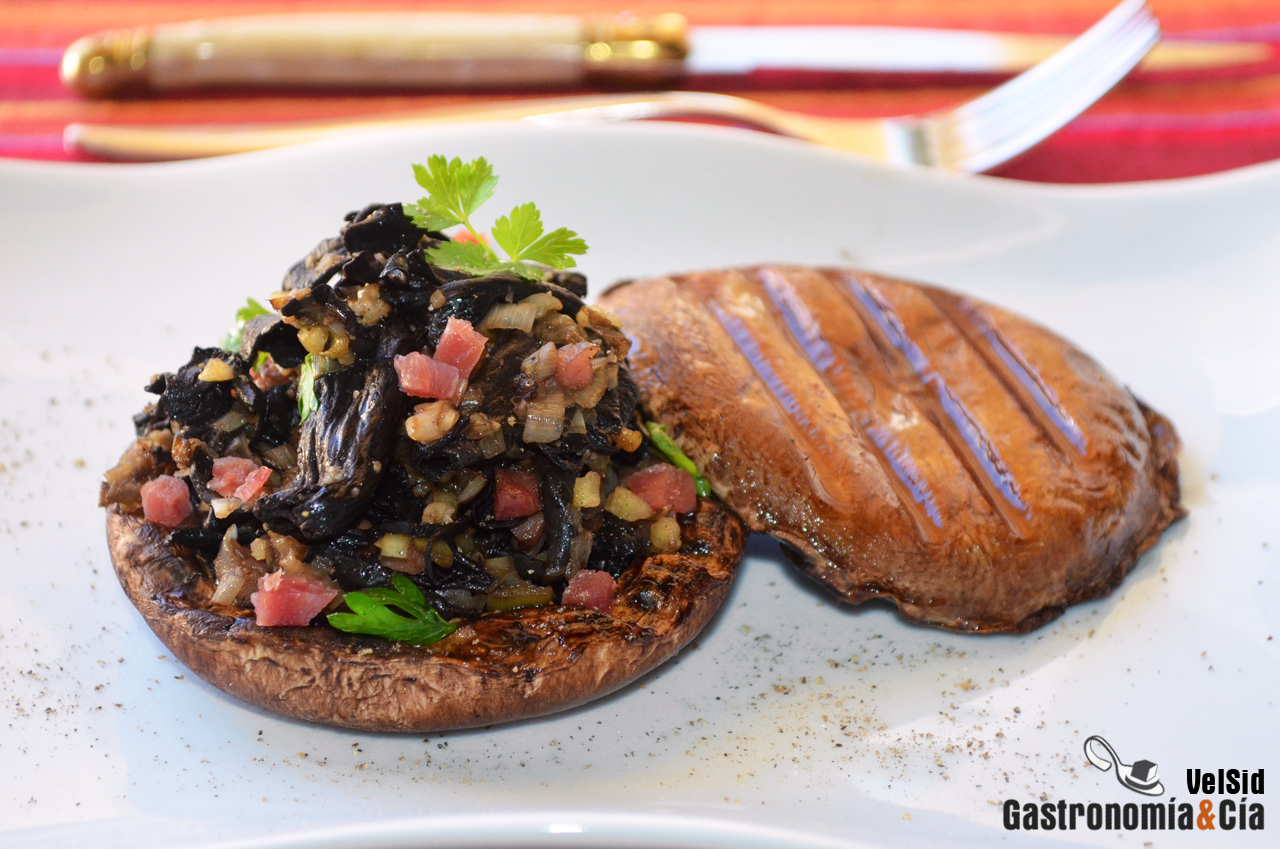 Portobello relleno de puerro, trompetas de la muerte y 