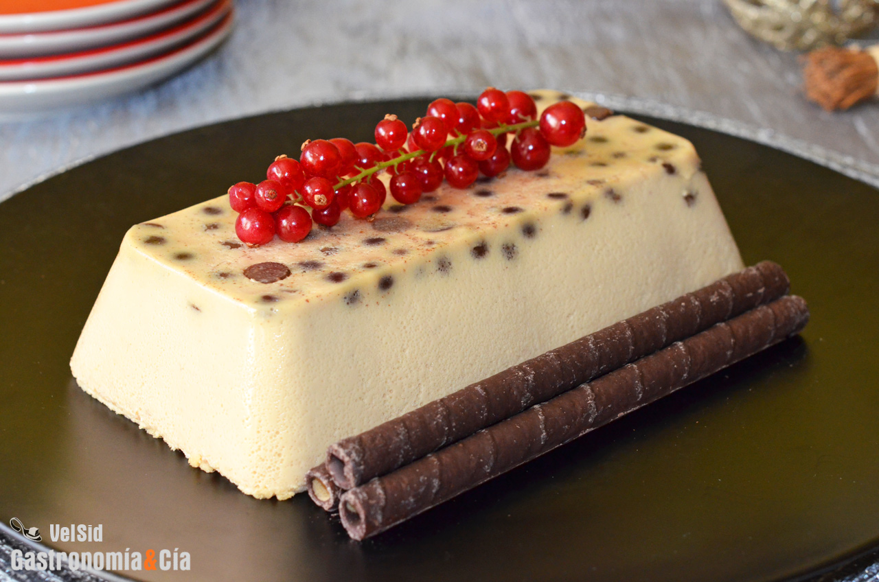 Postre de turrón de Jijona con chispas de chocolate