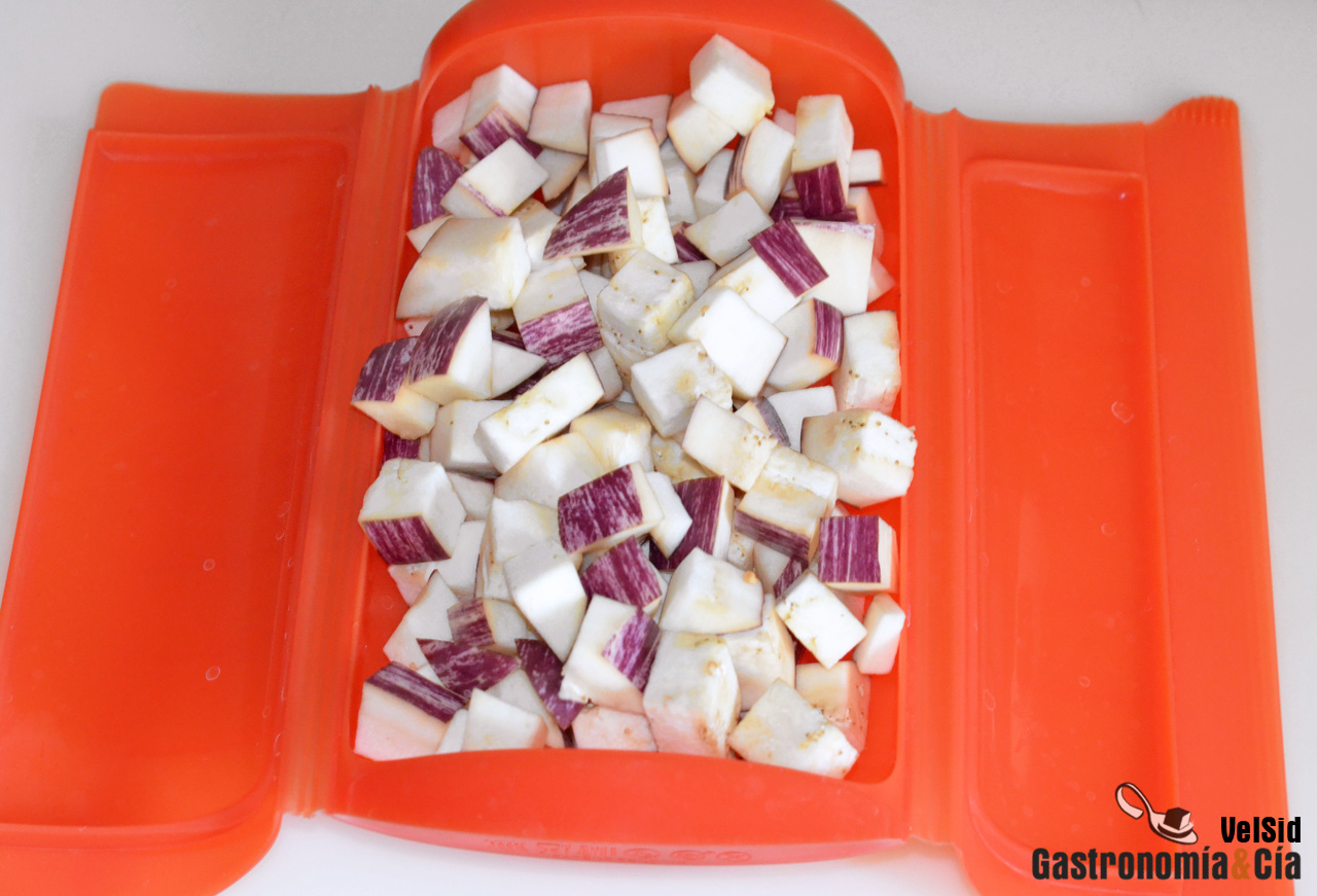 Precocinar la berenjena para hacer platos más saludable