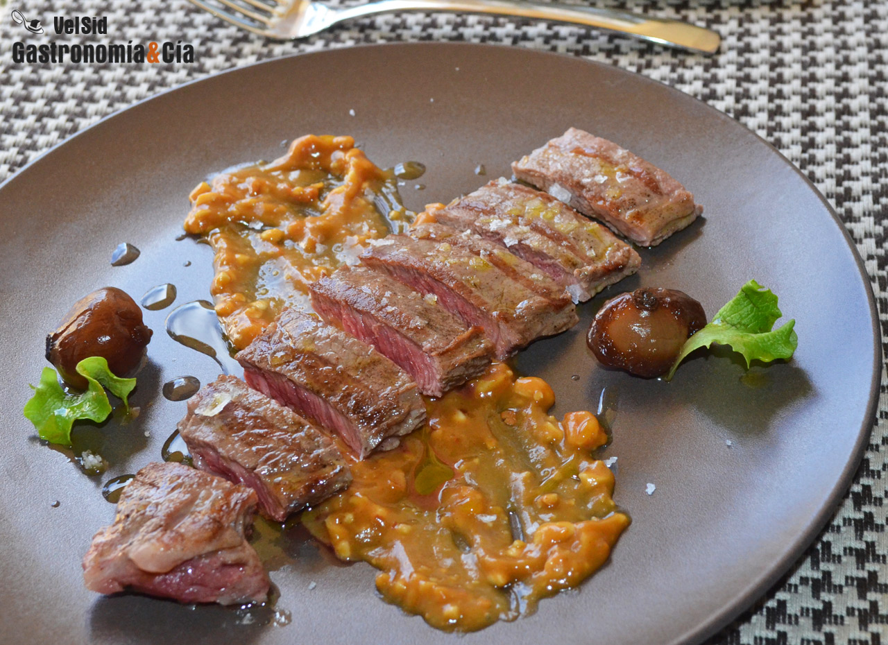 Presa ibérica a la parrilla con salsa de cacahuetes, mo