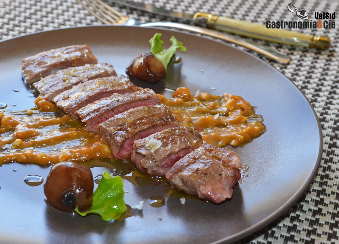 Presa ibérica a la parrilla con salsa de cacahuetes, mo