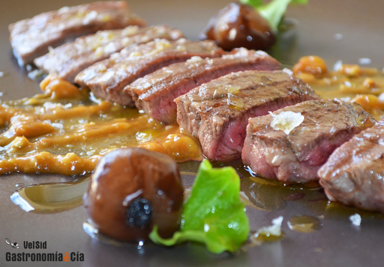 Presa ibérica a la parrilla con salsa de cacahuetes, mo