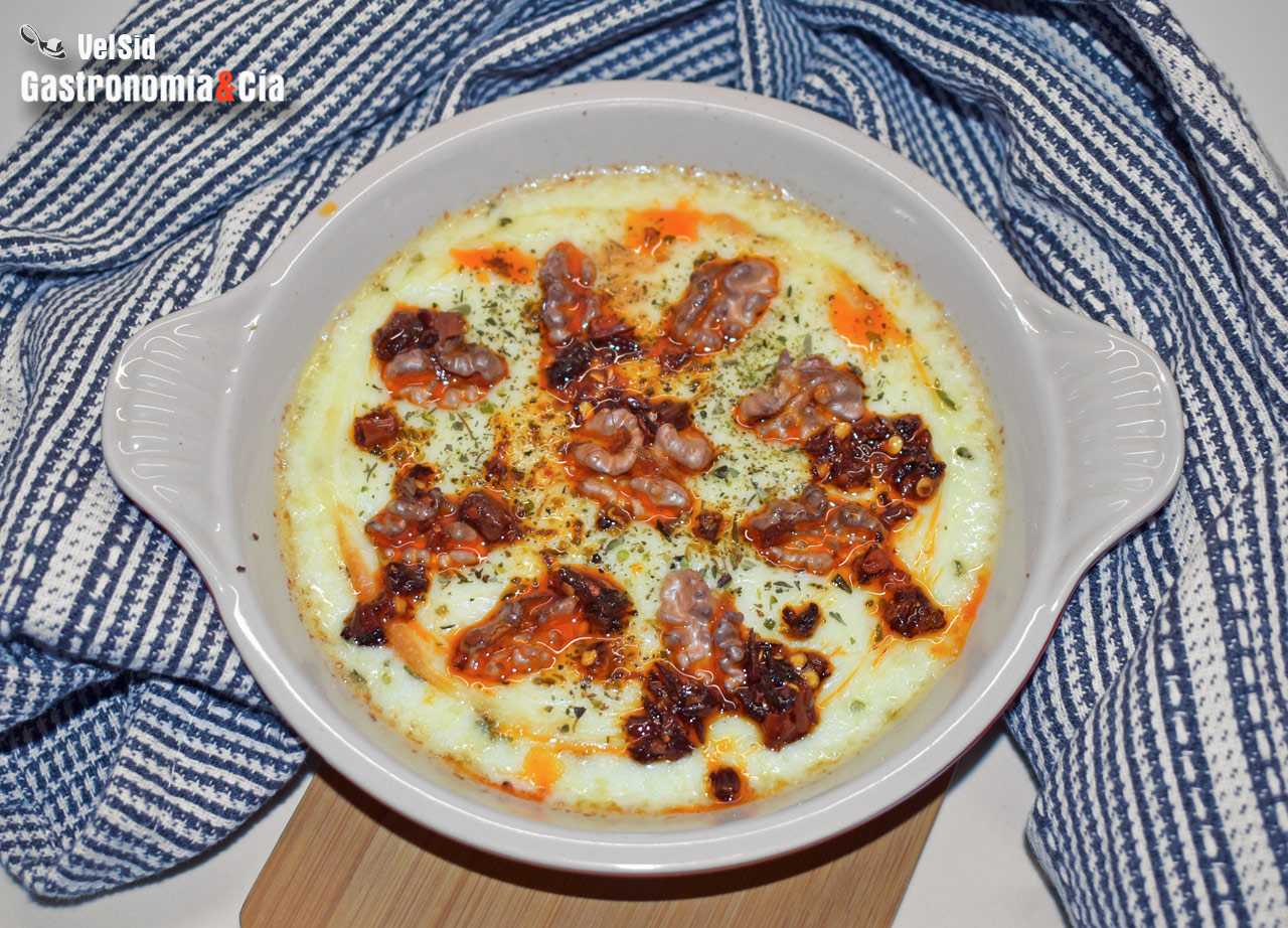 Provolone fundido con nueces y aceite de chile crujient