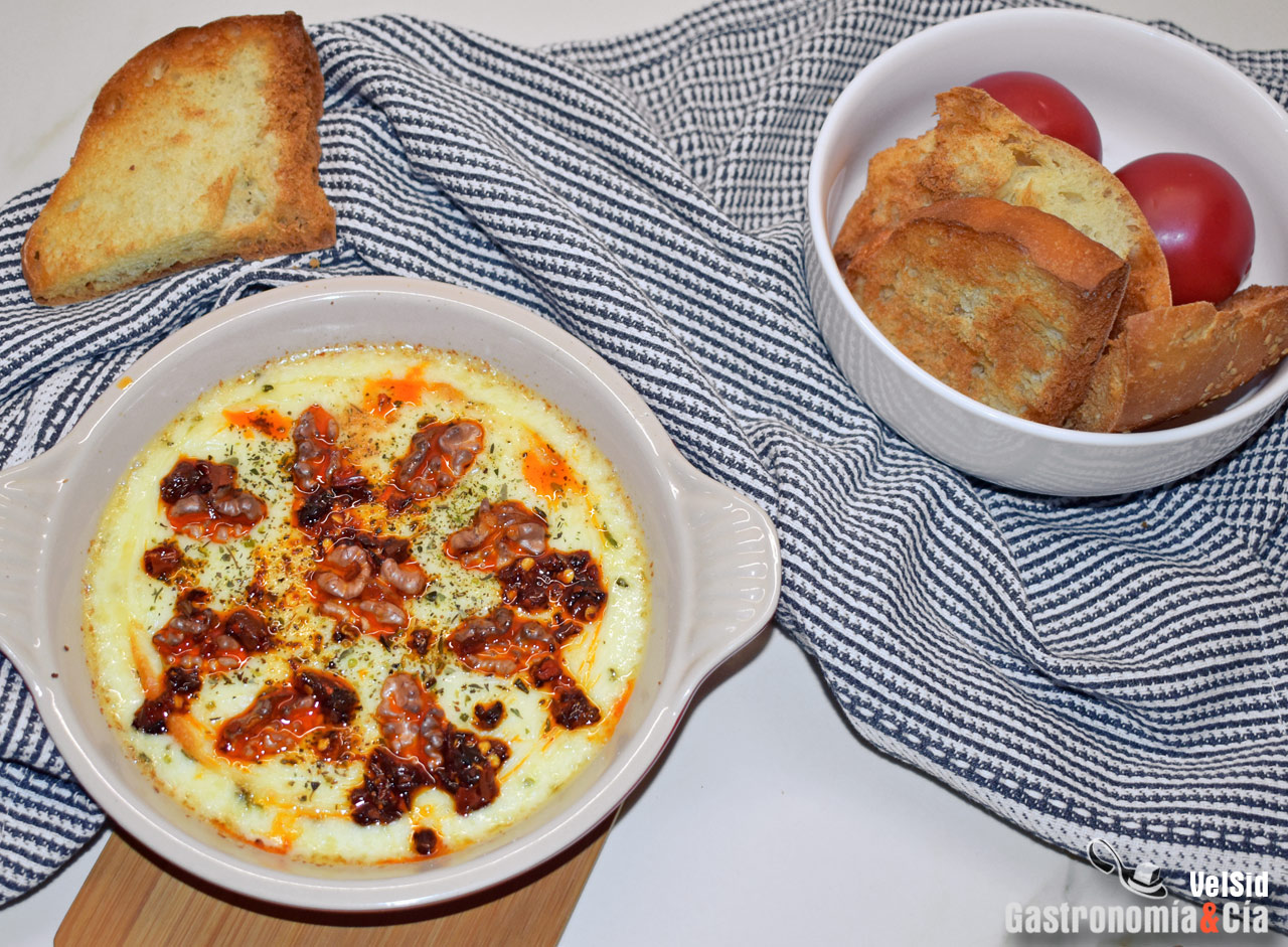 Provolone fundido con nueces y aceite de chile crujient