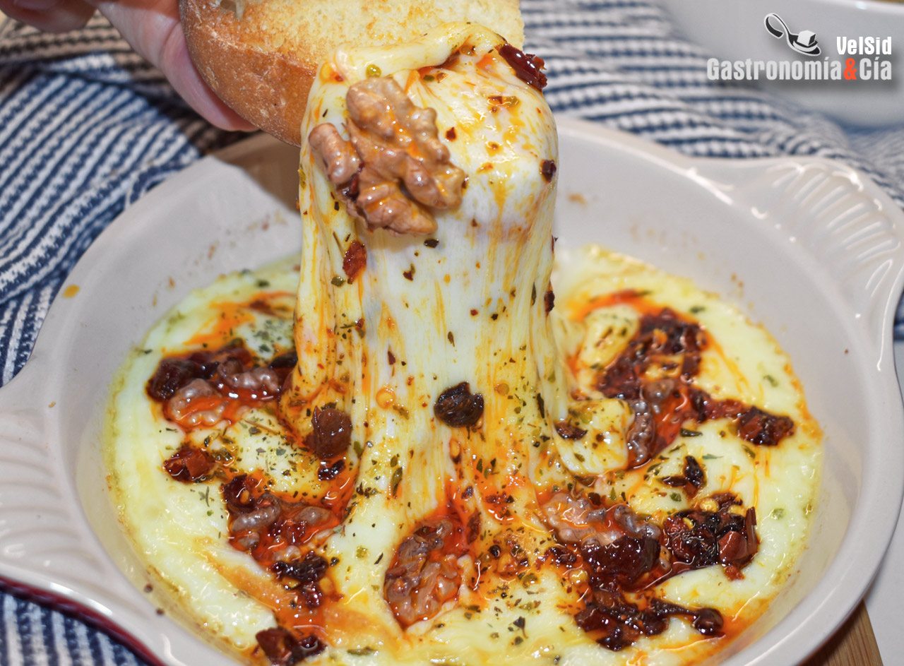 Provolone fundido con nueces y aceite de chile crujient