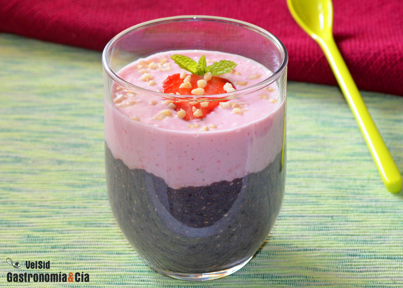 Pudin de chía y açai con yogur de fresas naturales