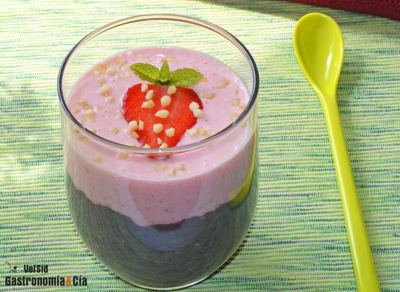 Pudin de chía y açai con yogur de fresas naturales