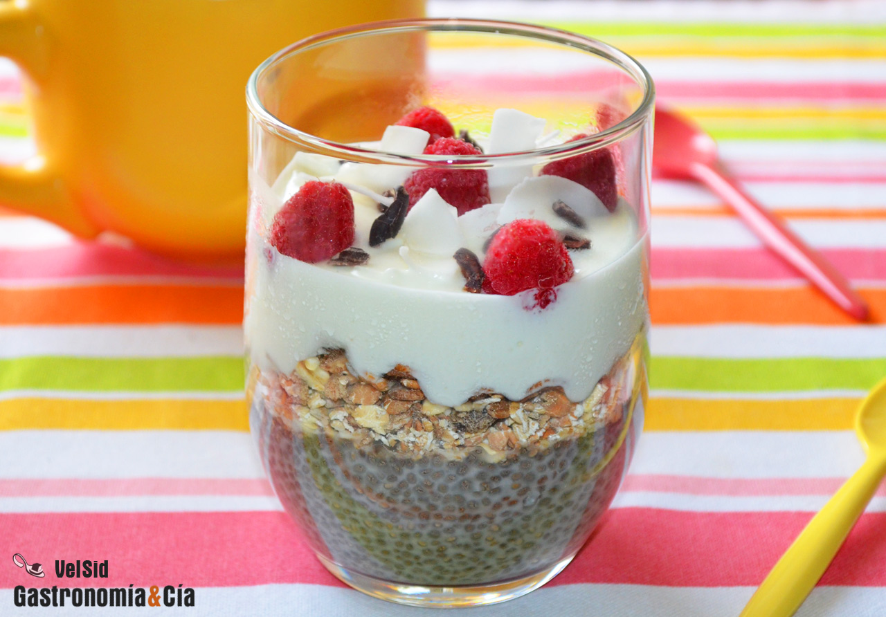 Pudin de chía con muesli y coco