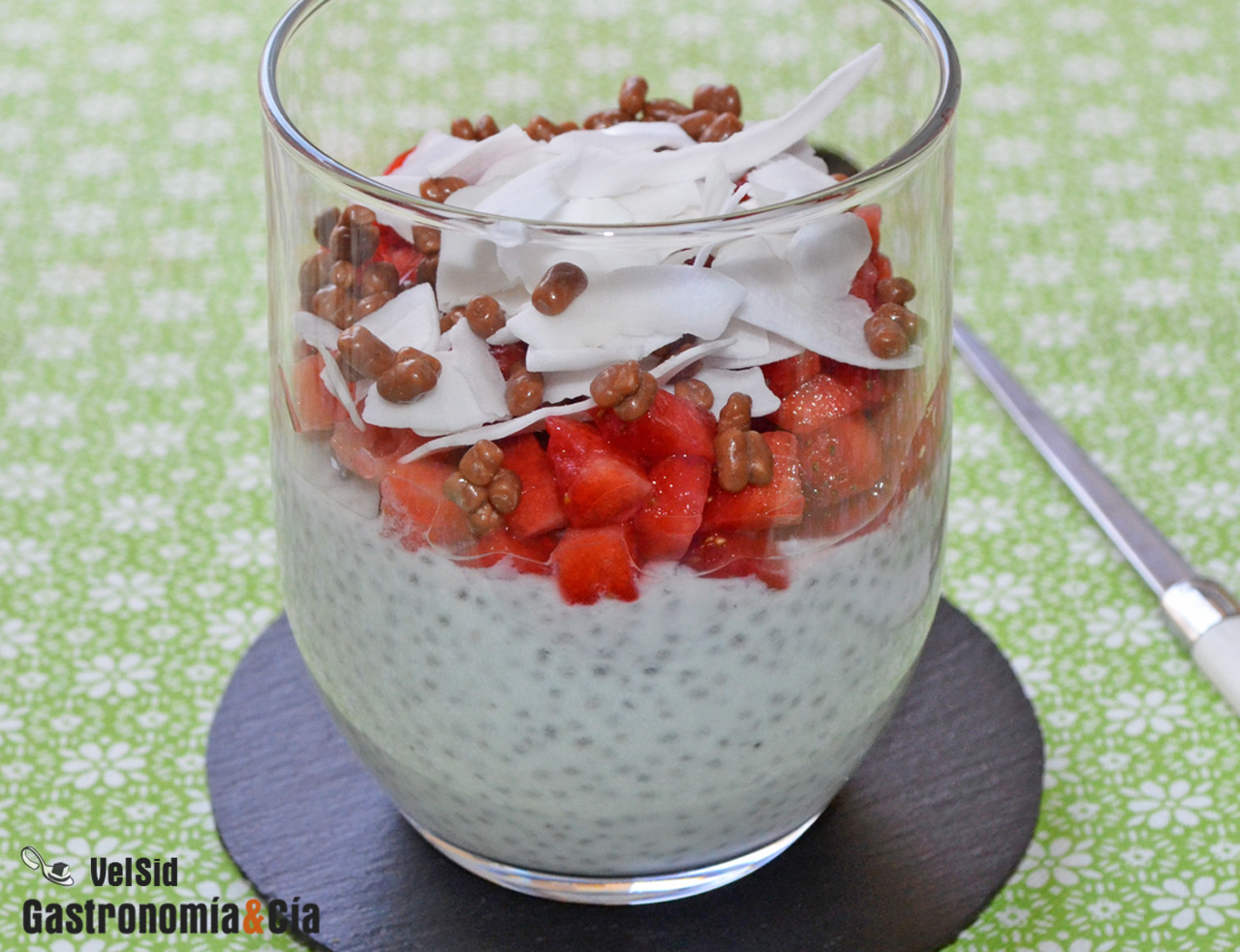 Pudin de chía con queso, fresas y coco