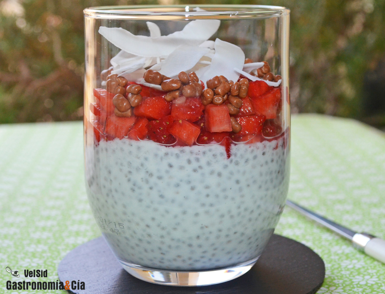Pudin de chía con queso, fresas y coco
