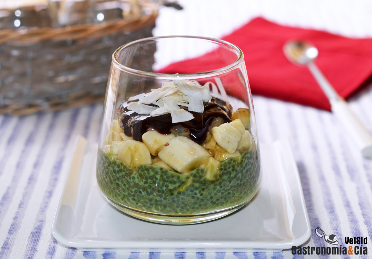 Pudin de chía y té matcha con plátano y chocolate