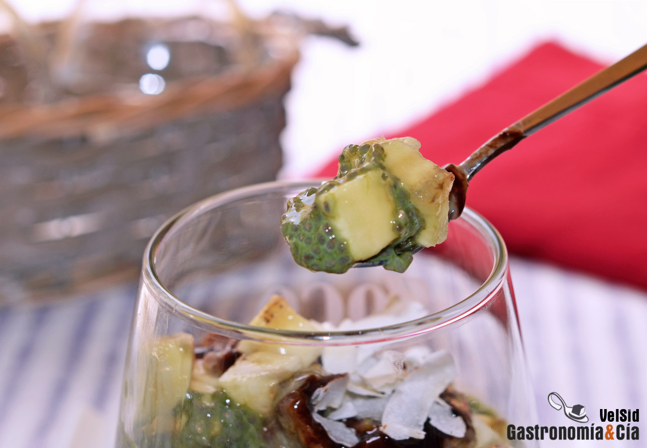 Pudin de chía y té matcha con plátano y chocolate