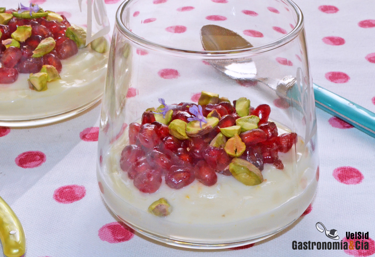 Pudin cremoso de chocolate blanco, naranja y granada