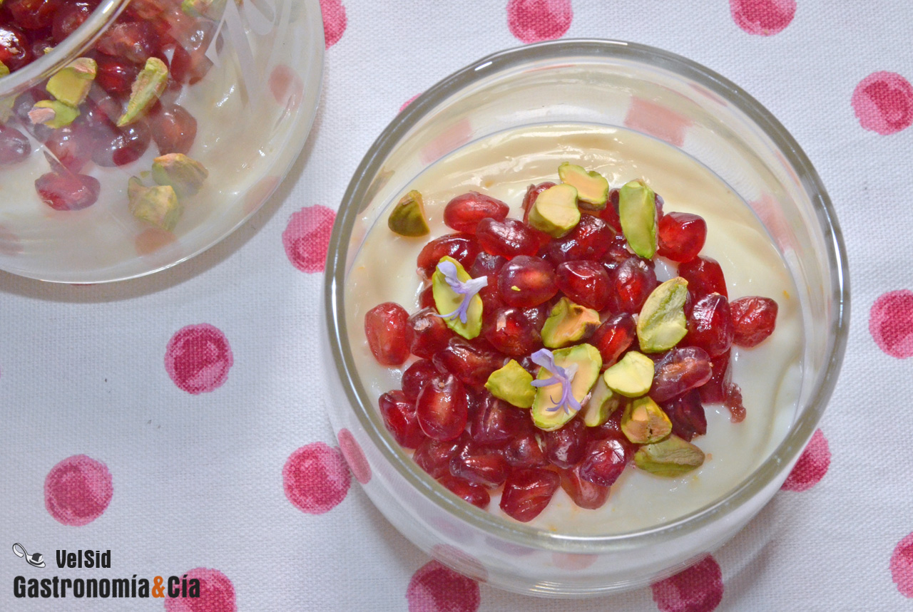 Pudin cremoso de chocolate blanco, naranja y granada