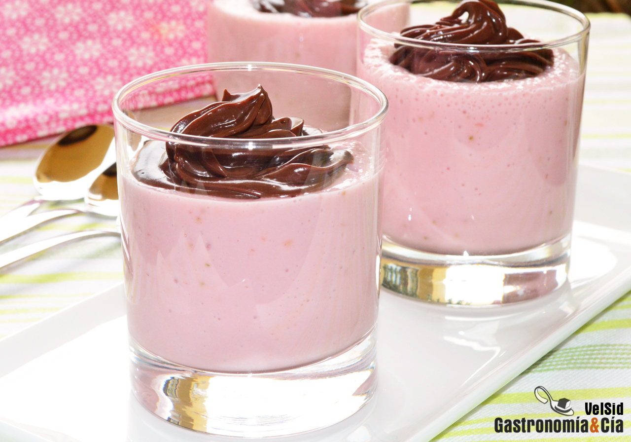 Pudin cremoso de fresas con chocolate