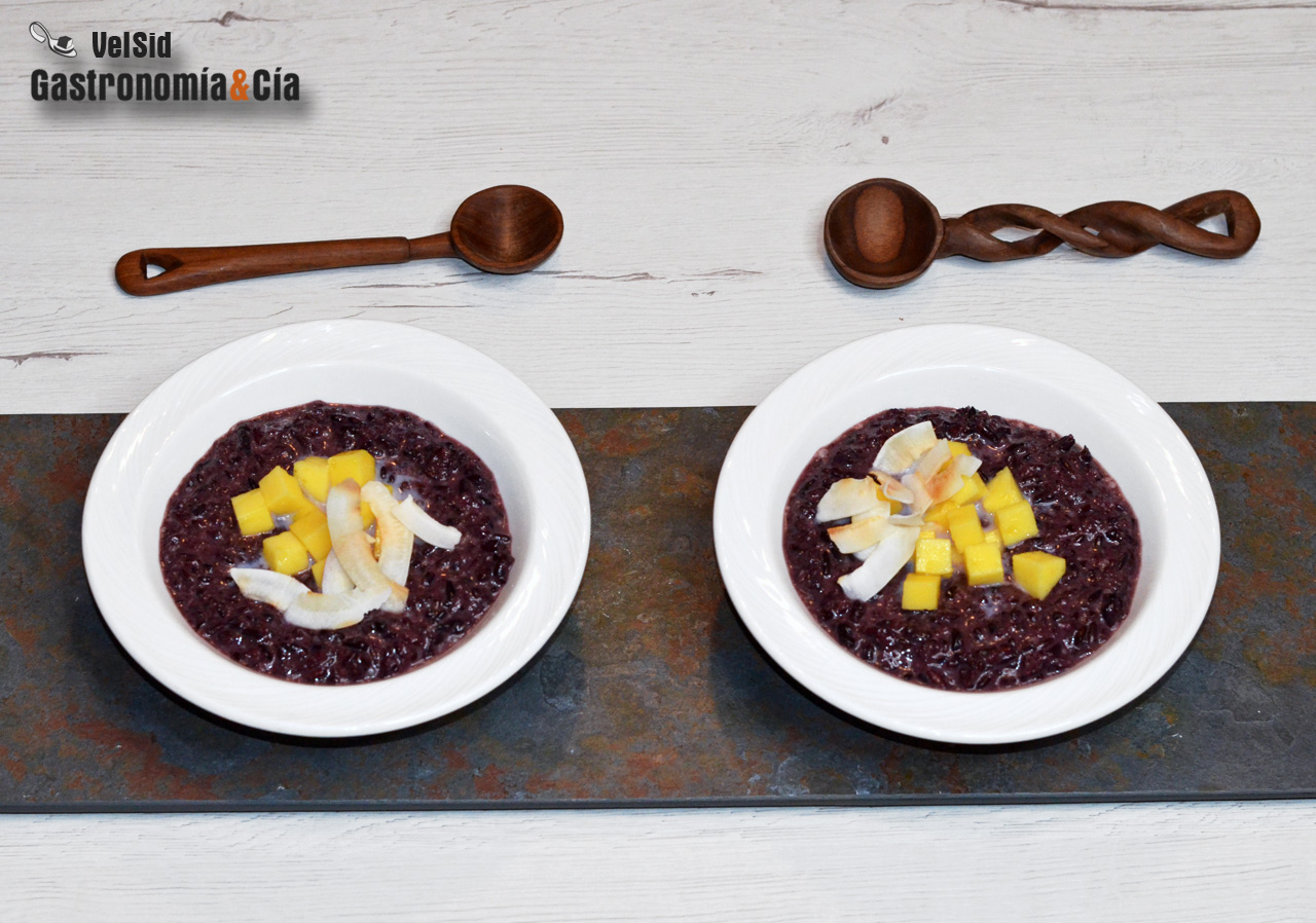 Pudin de arroz negro con mango y coco