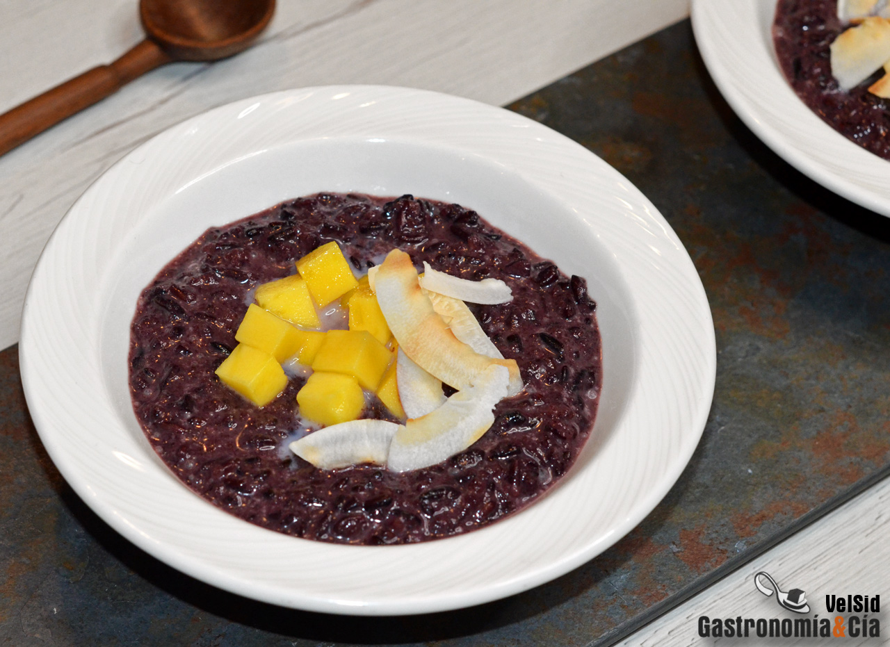 Pudin de arroz negro con mango y coco