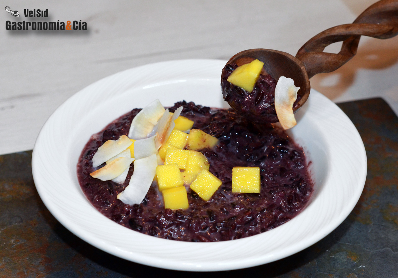 Pudin de arroz negro con mango y coco