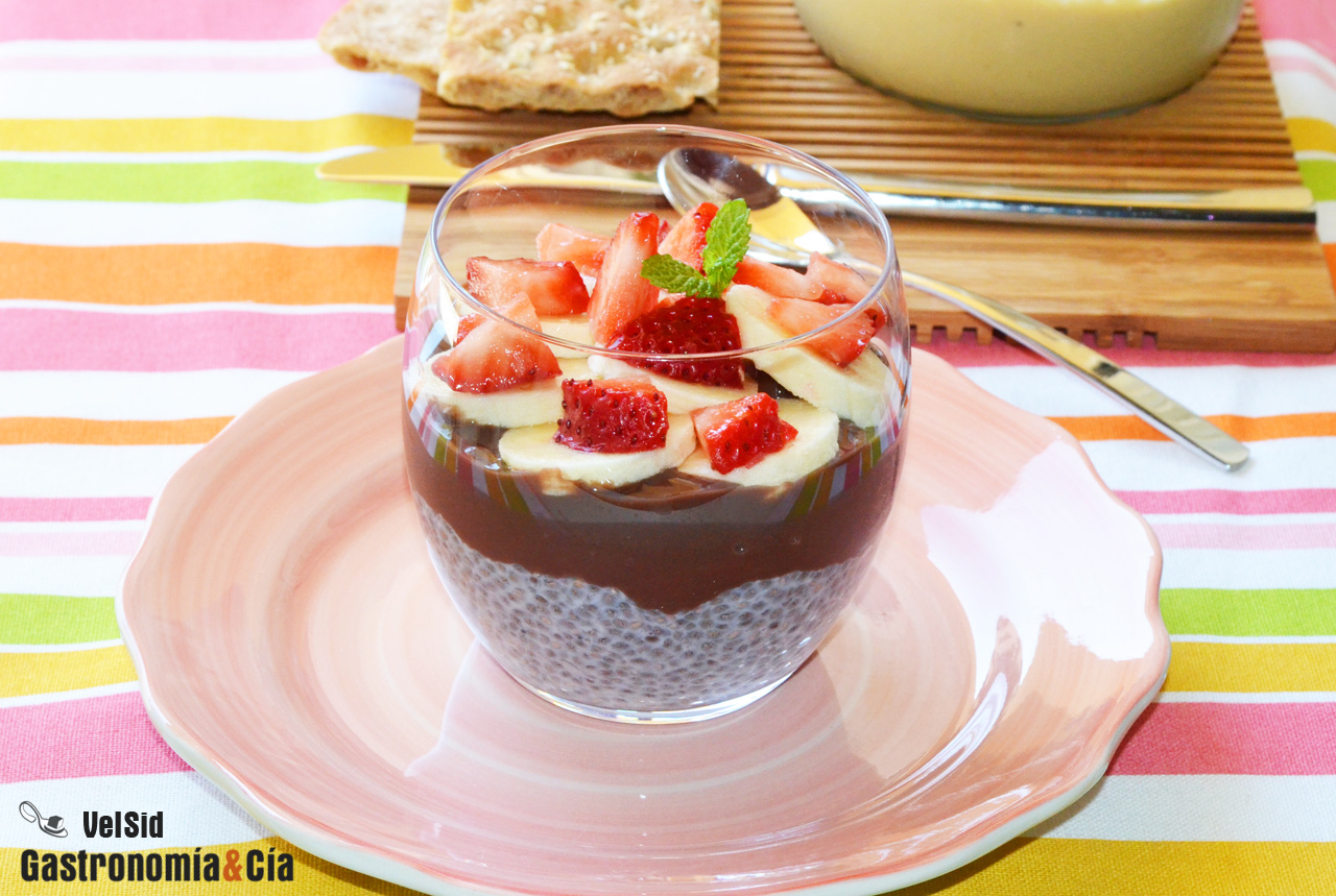 Pudin de chía con chocolate, plátano y fresas