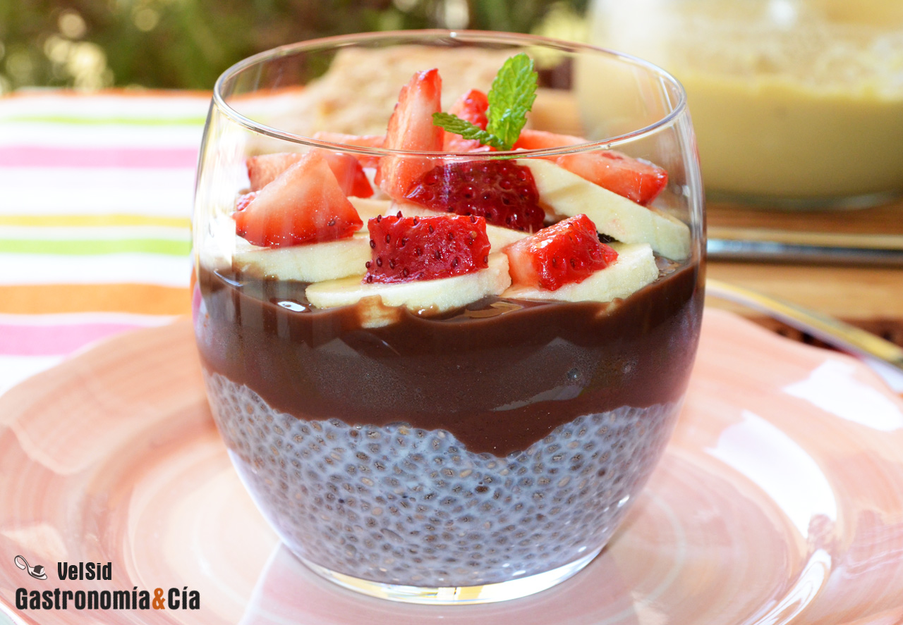 Pudin de chía con chocolate, plátano y fresas