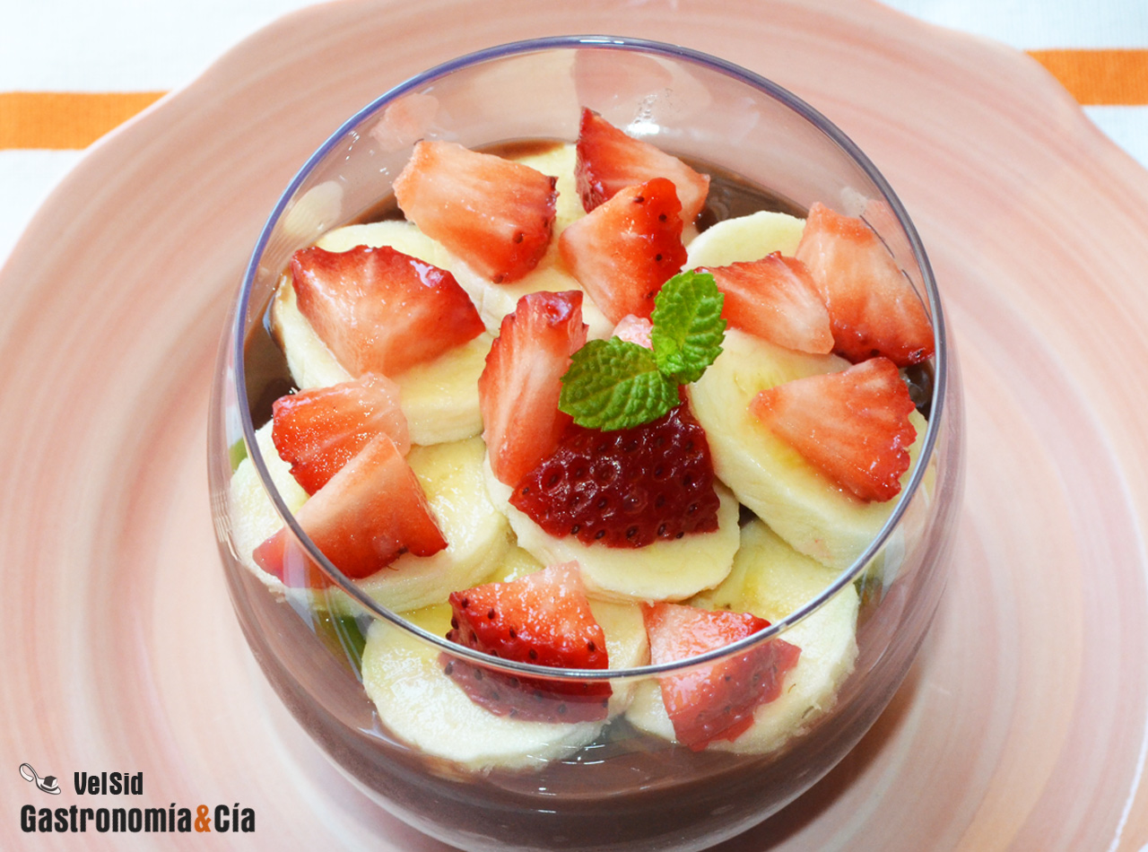 Pudin de chía con chocolate, plátano y fresas