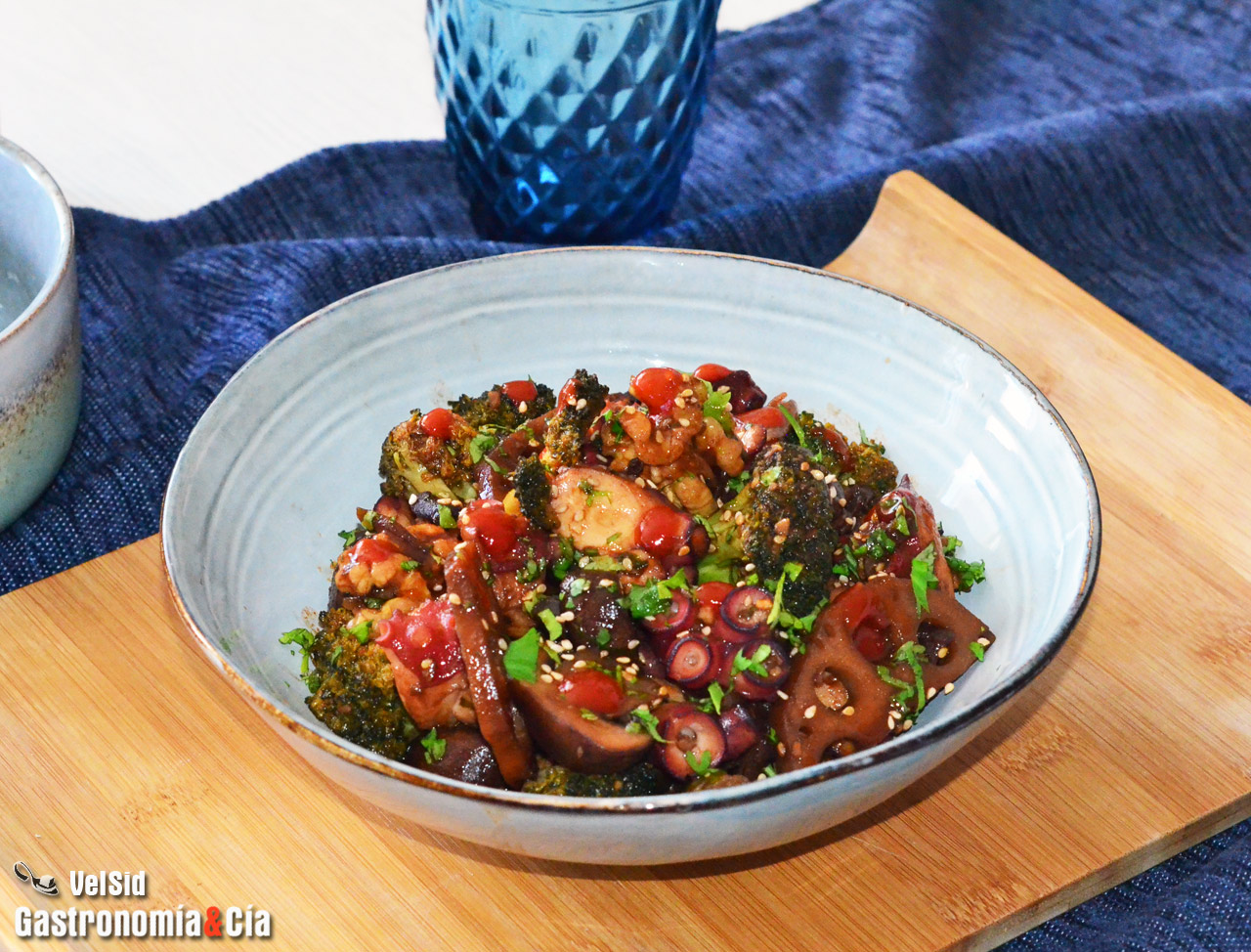 Guiso de pulpo con champiñones, brócoli y raíz de loto