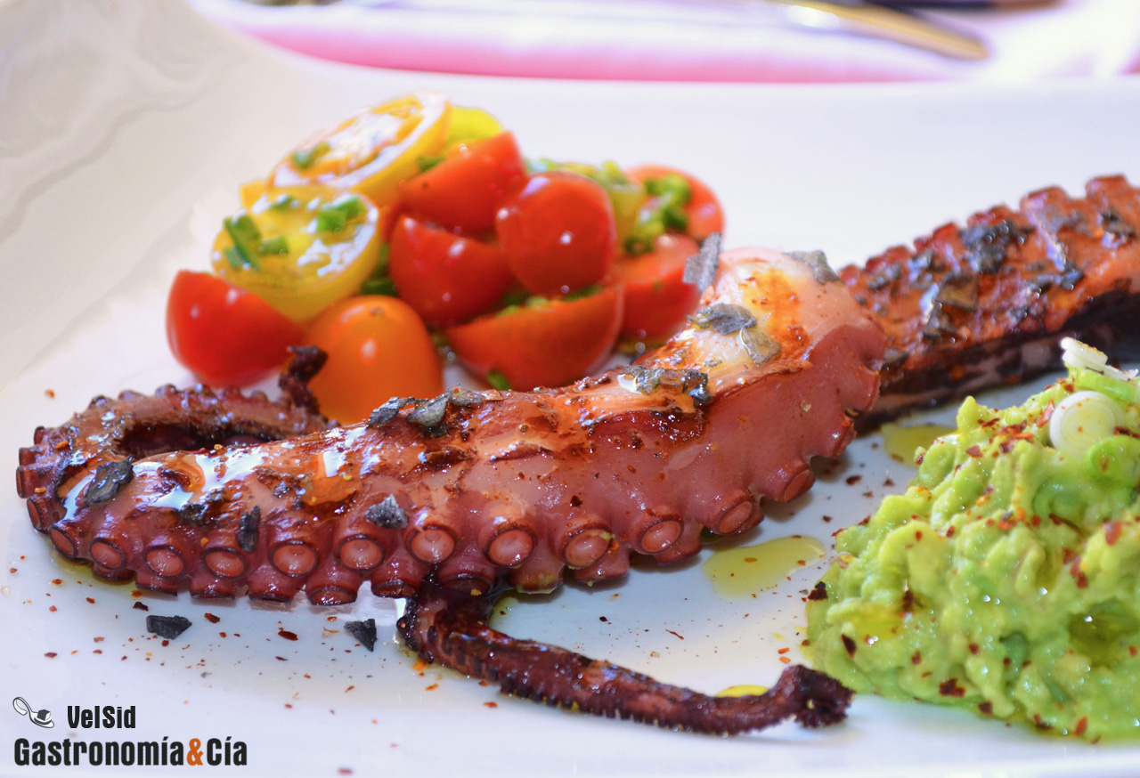 Pulpo a la parrilla con tomate y aguacate