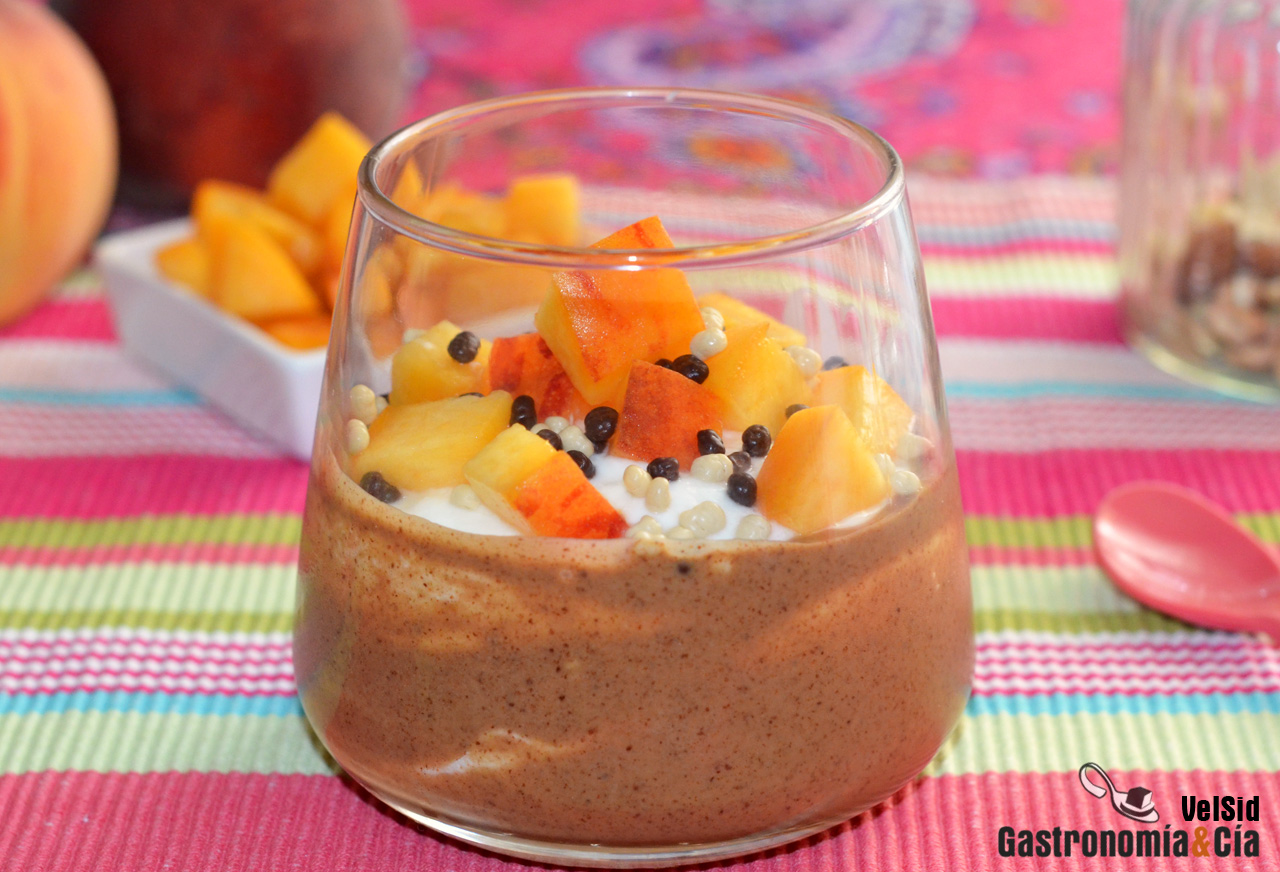 Queso fresco batido con mantequilla de almendras y melo