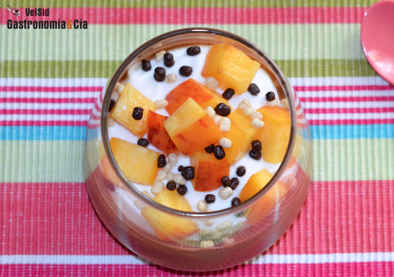 Queso fresco batido con mantequilla de almendras y melo