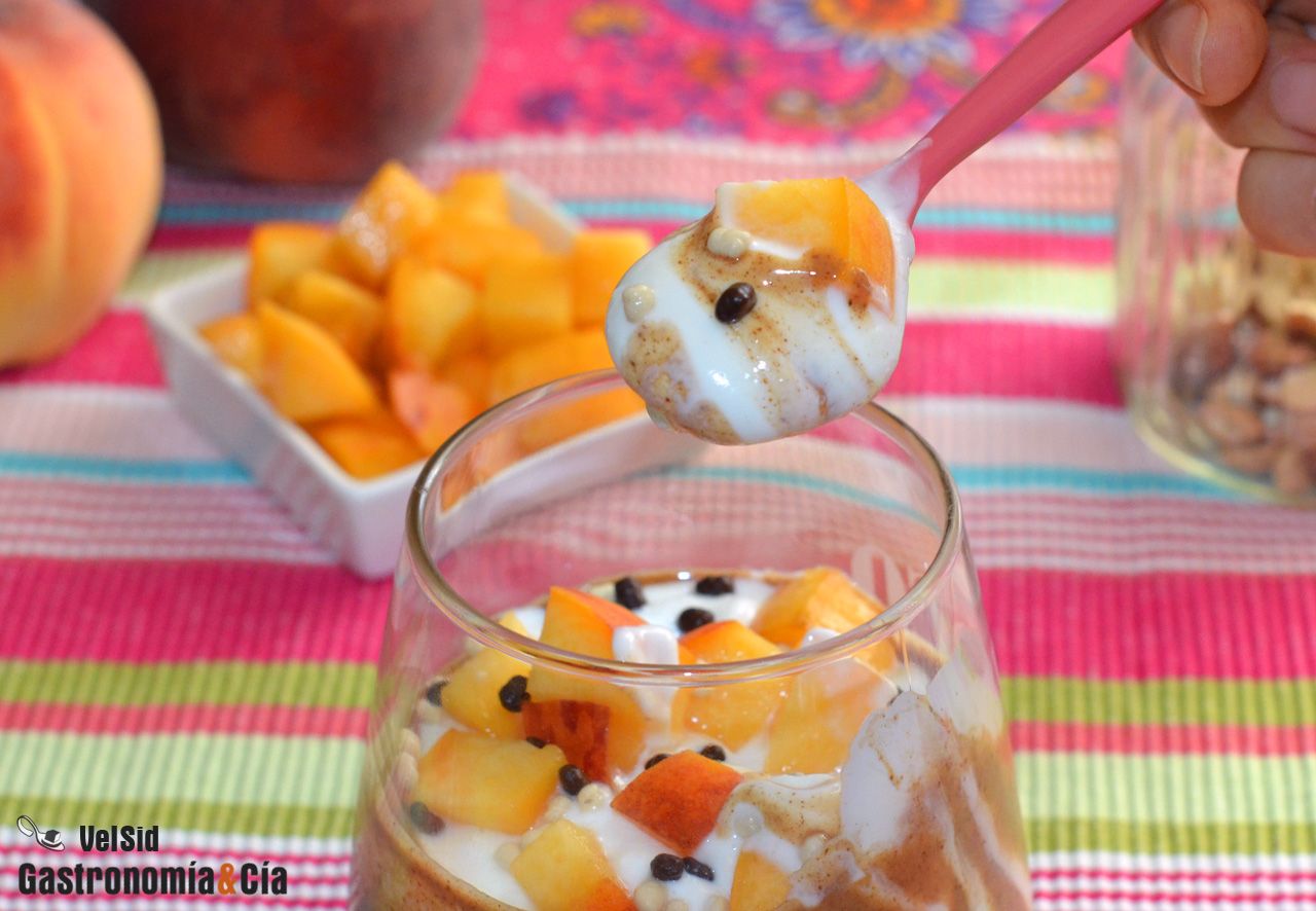 Queso fresco batido con mantequilla de almendras y melo