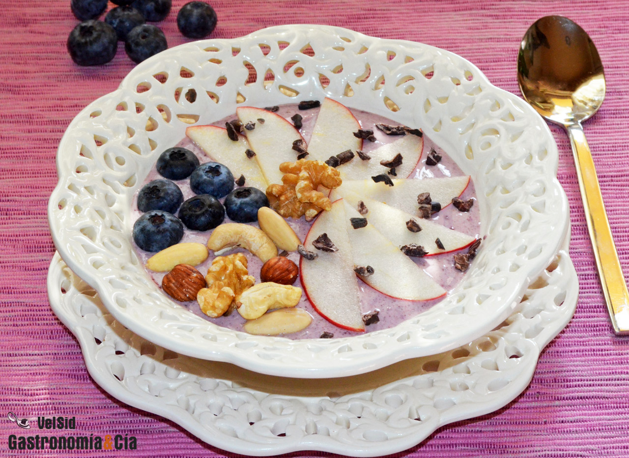 Queso fresco batido con açai, manzana y frutos secos