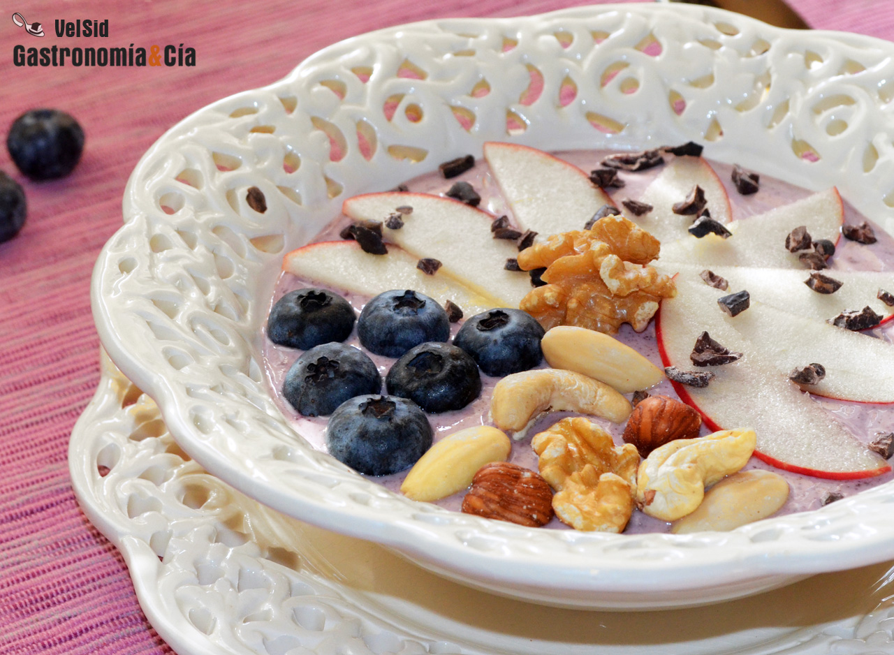 Queso fresco batido con açai, manzana y frutos secos