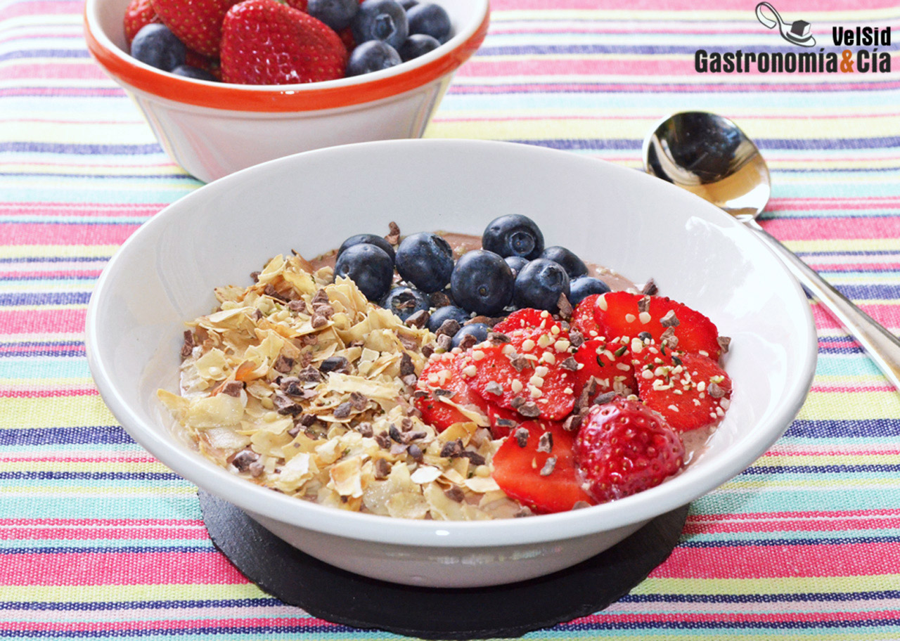 Queso batido con cacao, castañas y frutos rojos